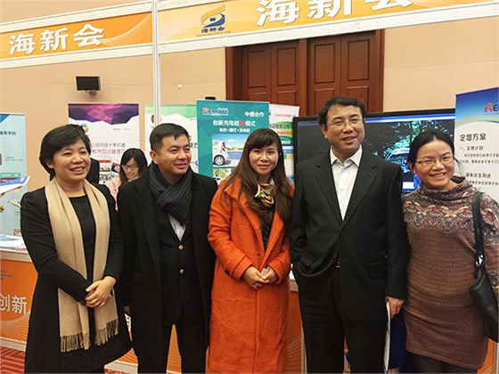 海淀區(qū)領(lǐng)導(dǎo)蒞臨展位與我司副總合影