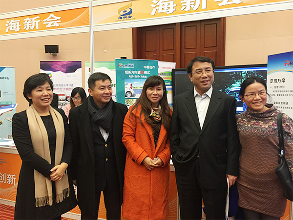 海淀區(qū)領(lǐng)導(dǎo)蒞臨展位與我司副總合影